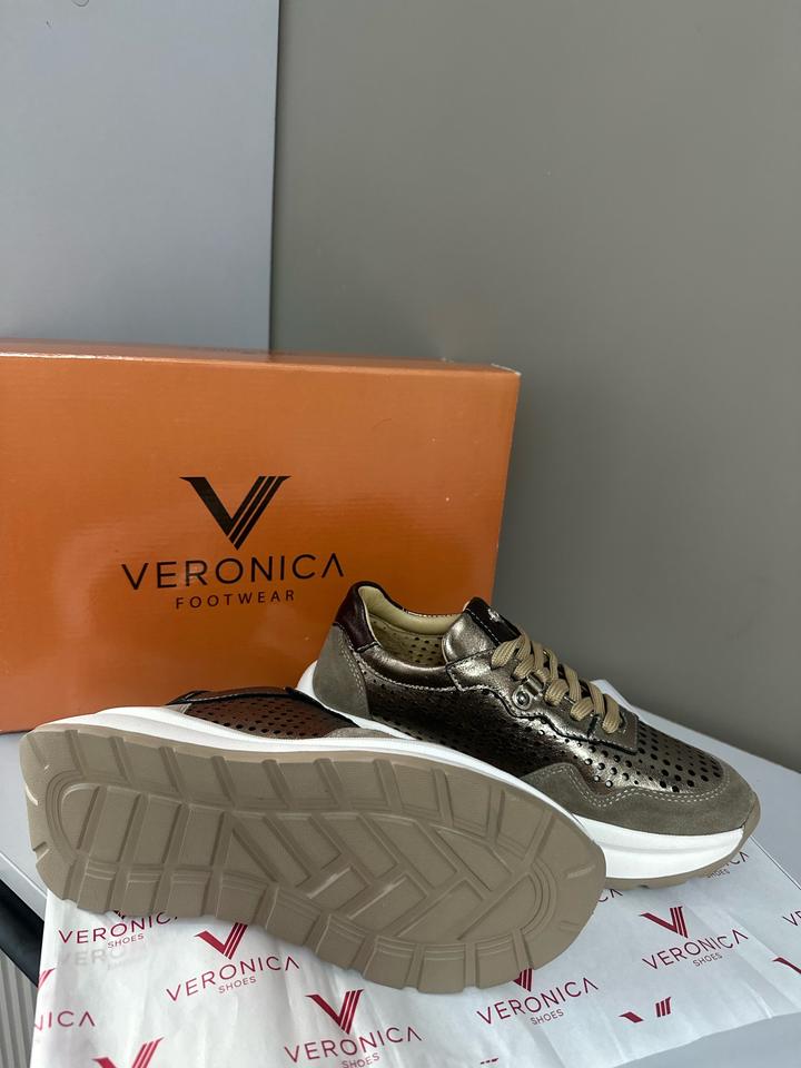 Женские кроссовки