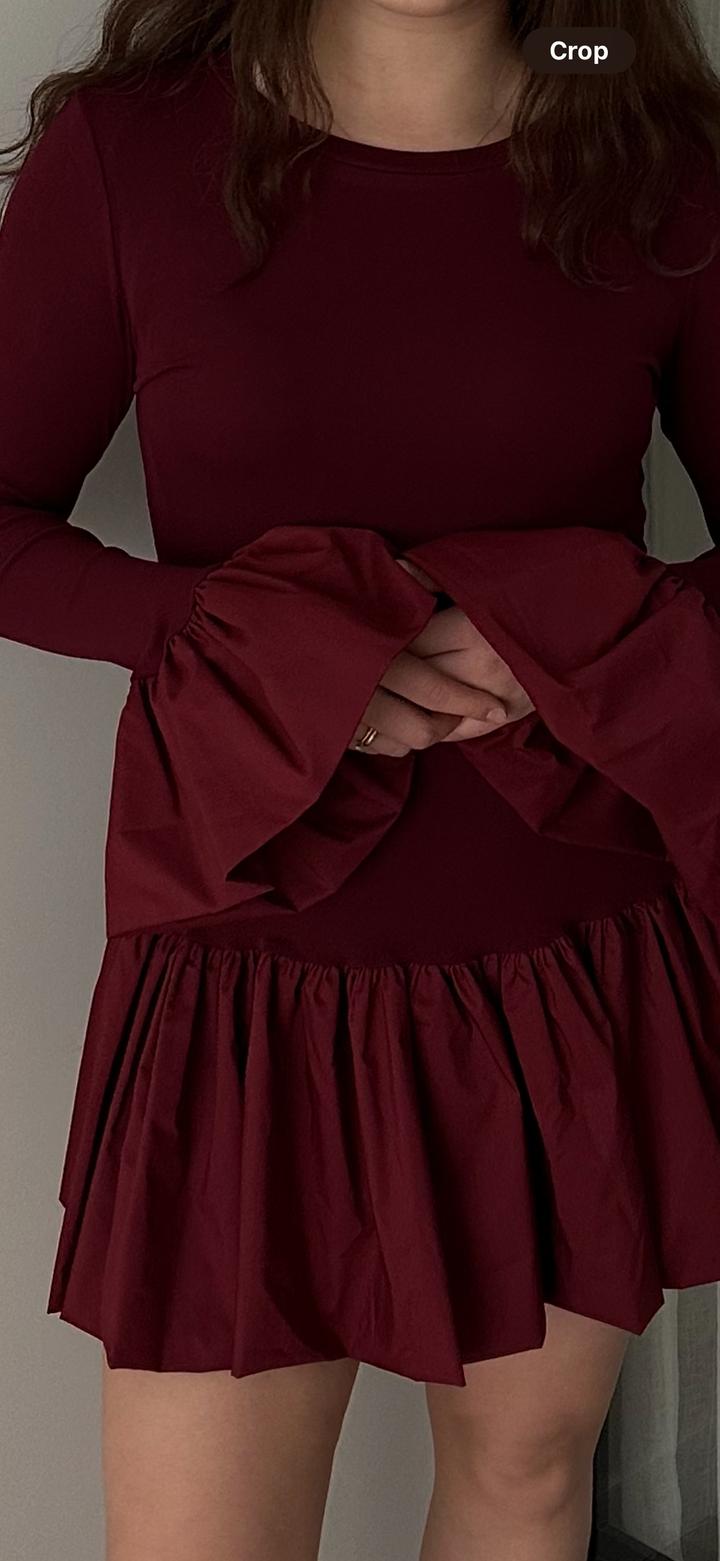 Платье с расклешенными манжетами