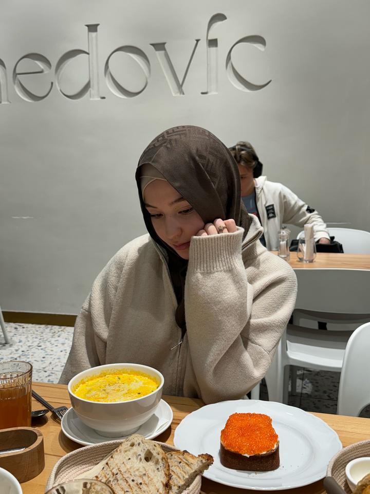 Свитер на замке