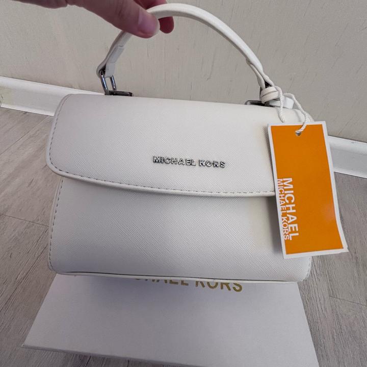 Мини-сумка Michael Kors белого цвета
