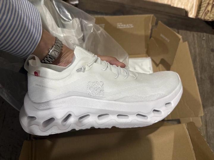 Белые кроссовки ON & Loewe