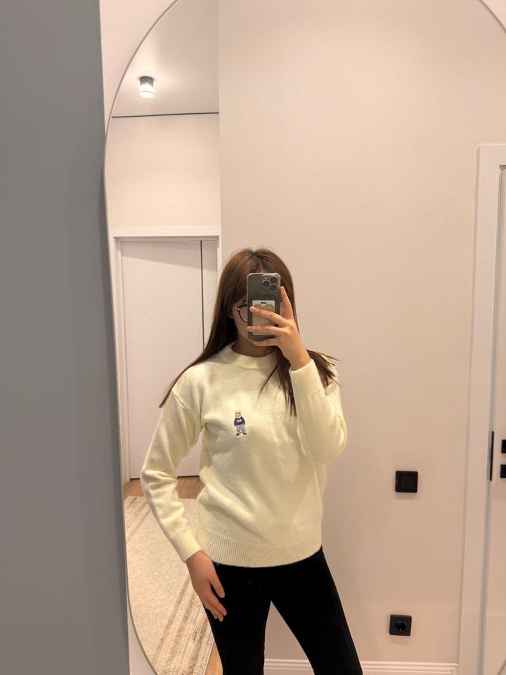 Белый свитер с вышивкой мишки