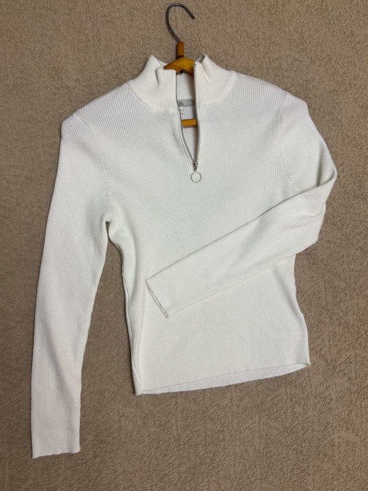 Стильный джемпер в рубчик с замком O-ring