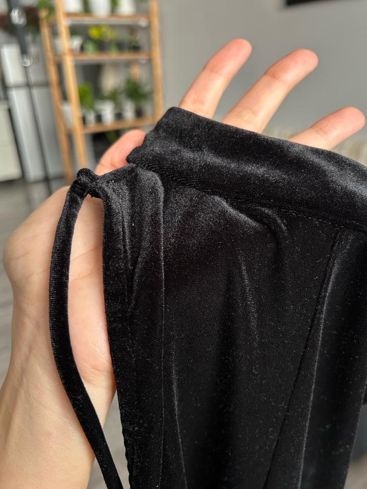 Черное платье вельветовое BERSHKA