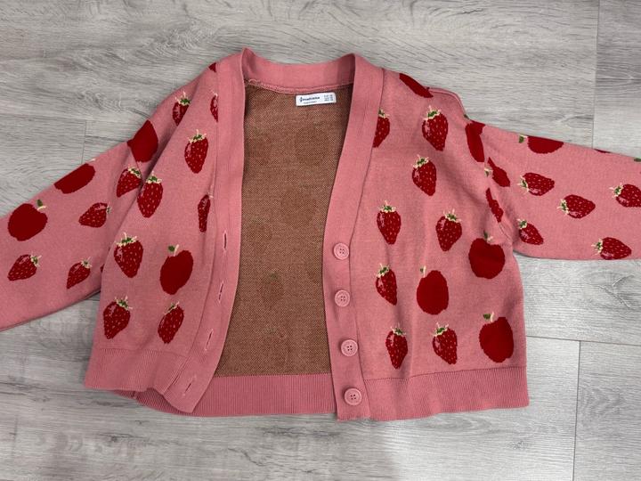 Джемпер с клубникой