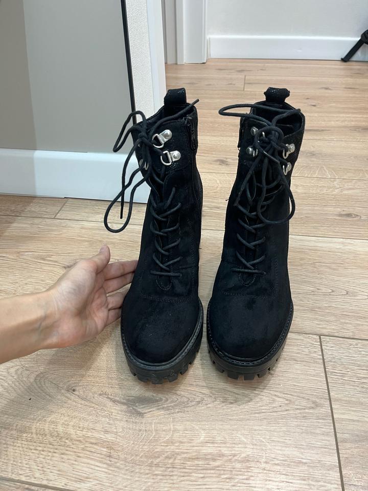 женские ботильоны на массивном каблуке в стиле: combat boots