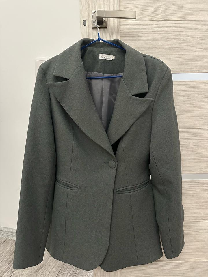 Серый приталеный пиджак