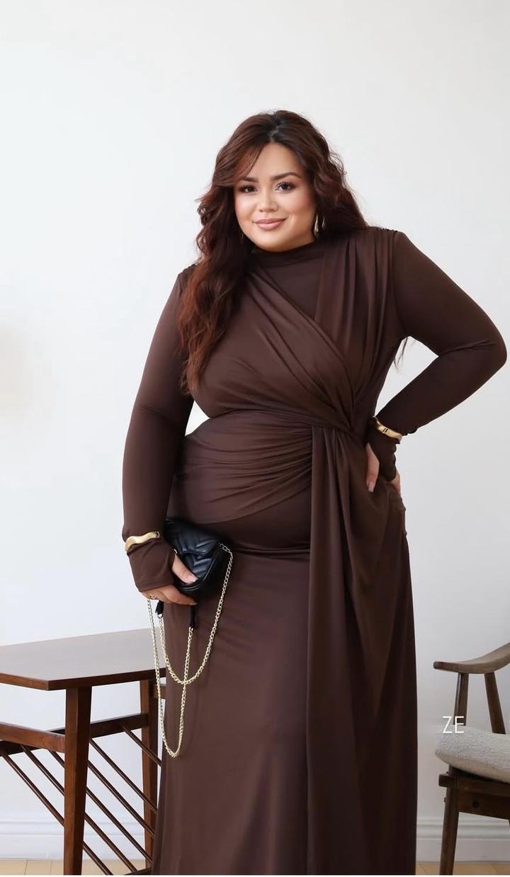 Черное платье в пол.