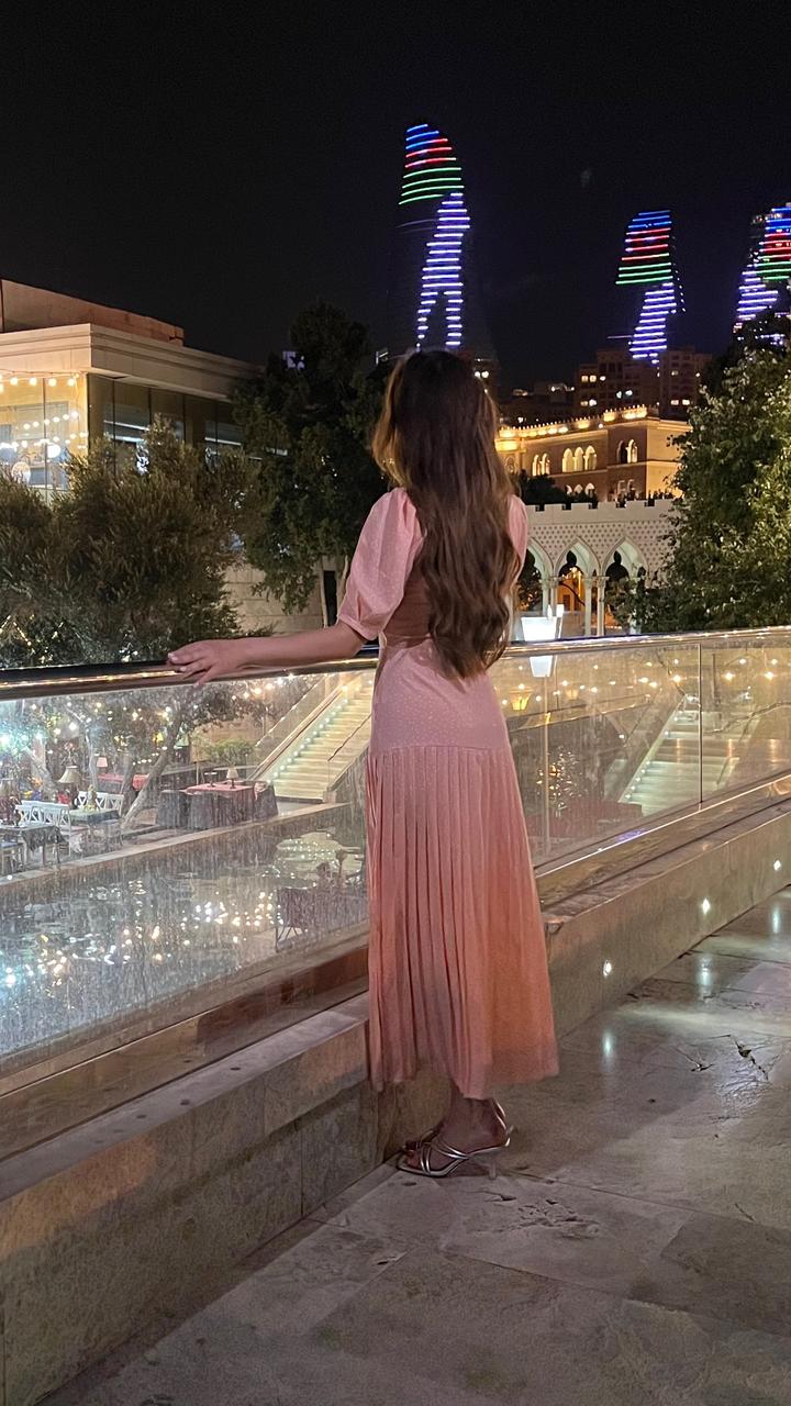 Розовое платье