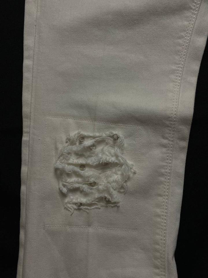 Белые джинсы с шипами