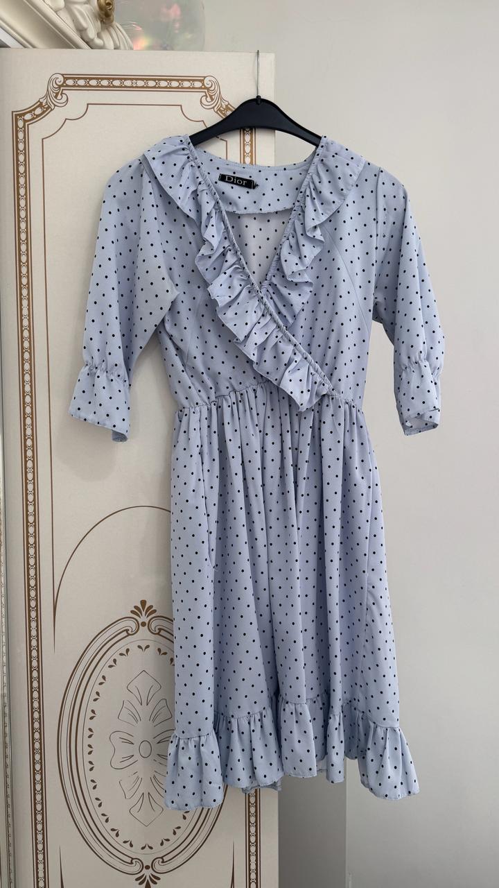 Голубое платье в горошек