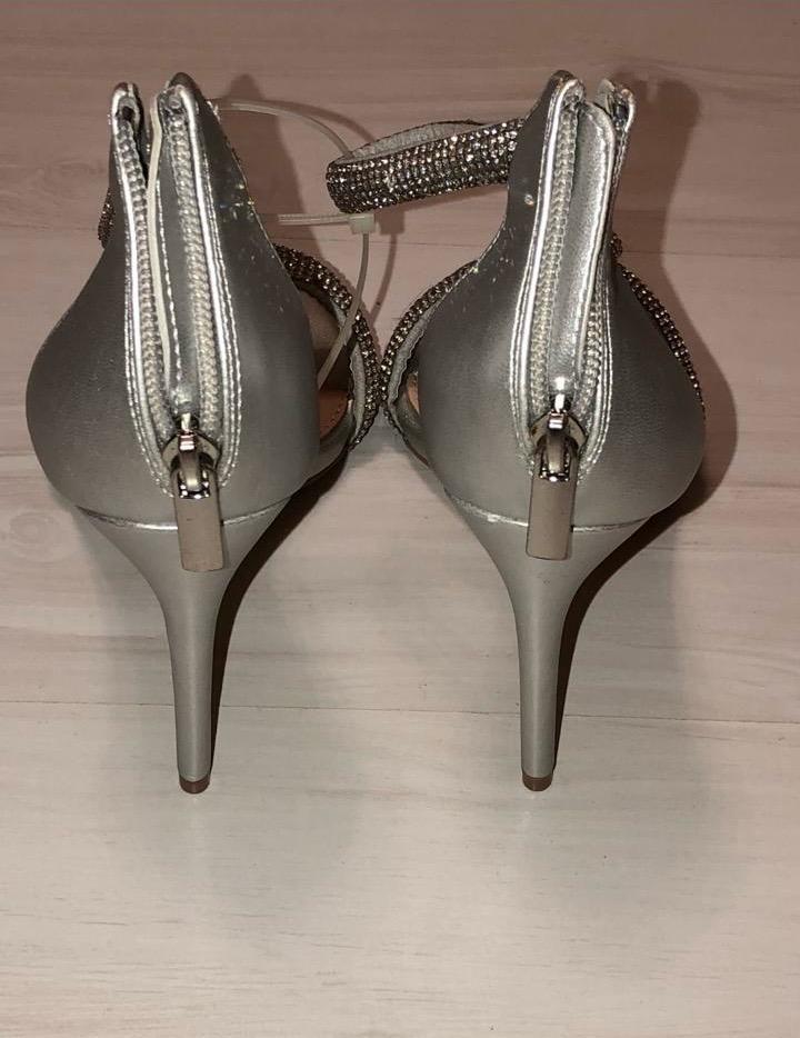 Босоножки новые со стразами