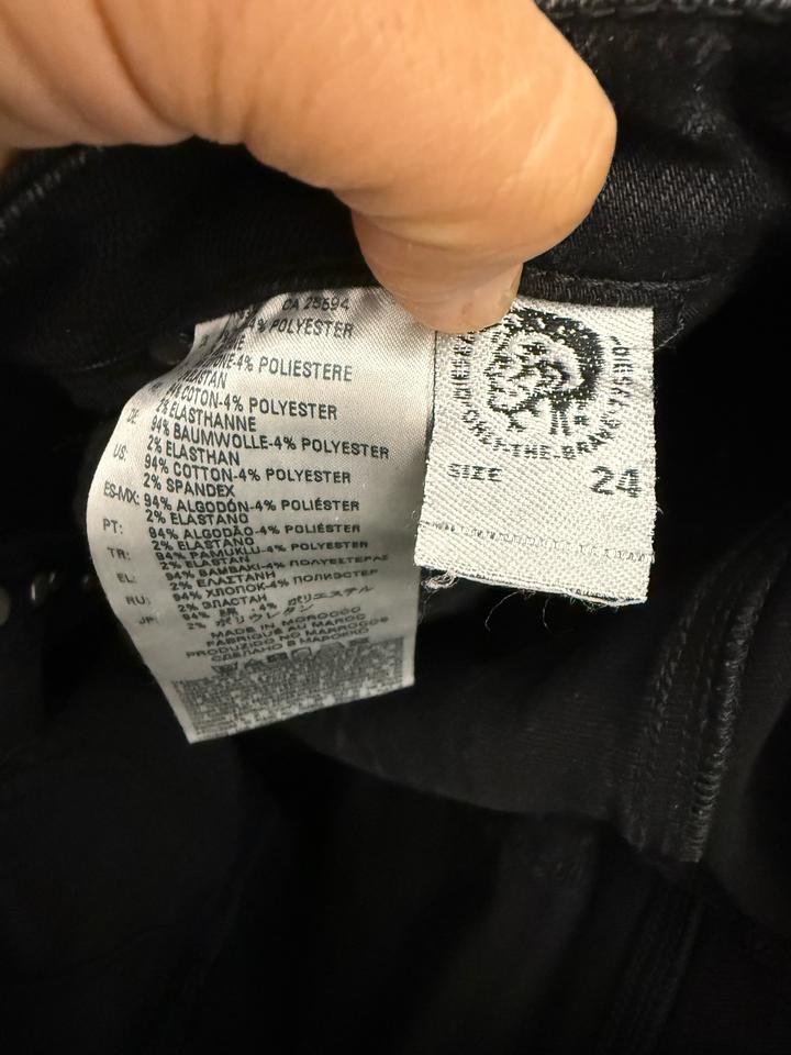 женские джинсы бренда Diesel имеют застежку на пуговицы и декоративный разре