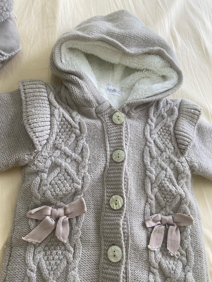 Тёплый вязаный комбинезон для малыша