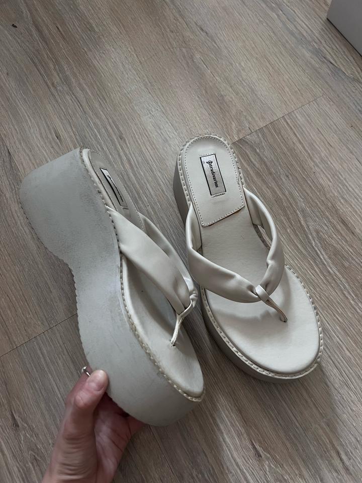 Босоножки через палец