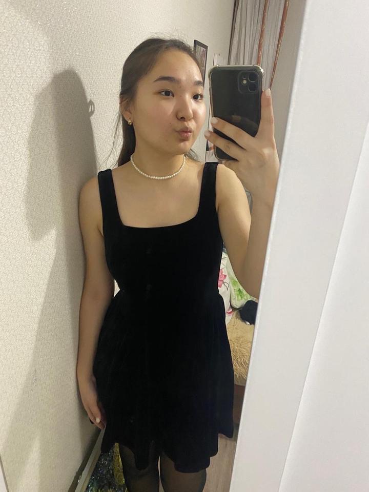 Велюровая черная платье