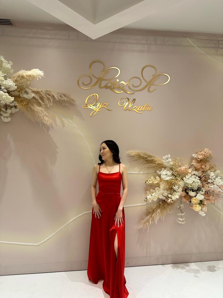 Красное платье с вырезом