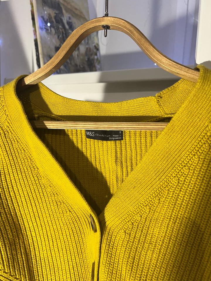 Желтый кардиган