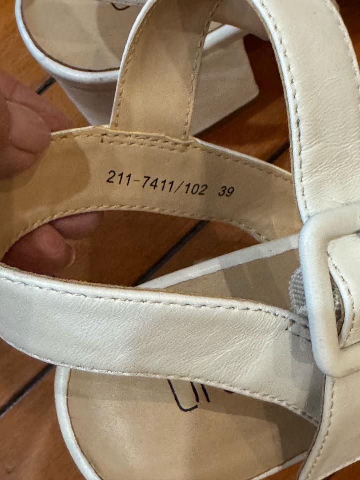 Белые босоножки Braska