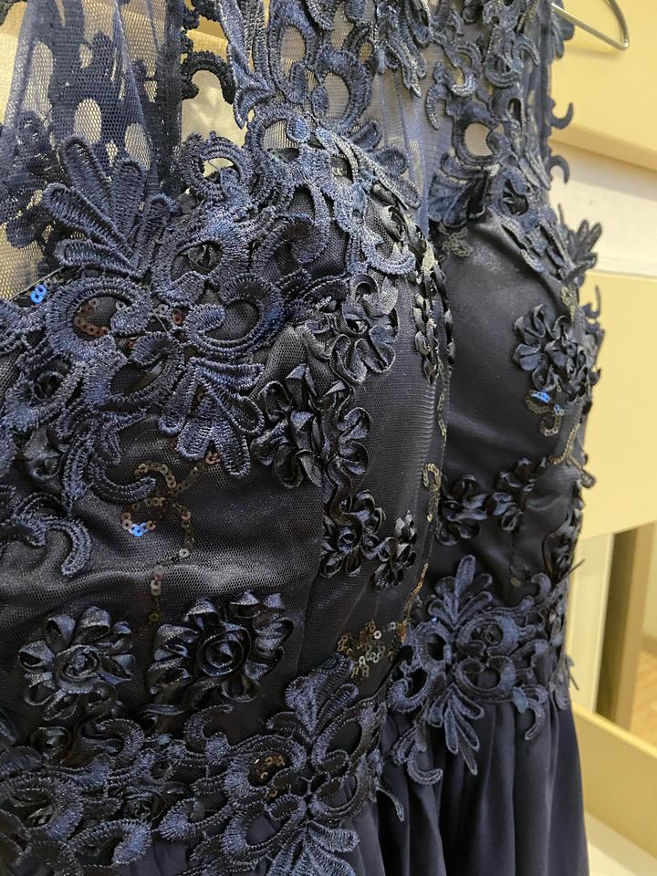 Вечернее платье, с открытыми руками, очень элегантное, в идеальном состоянии.