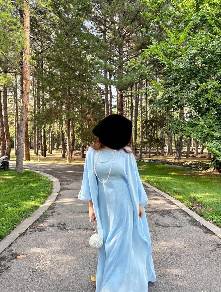Голубое свободное платье