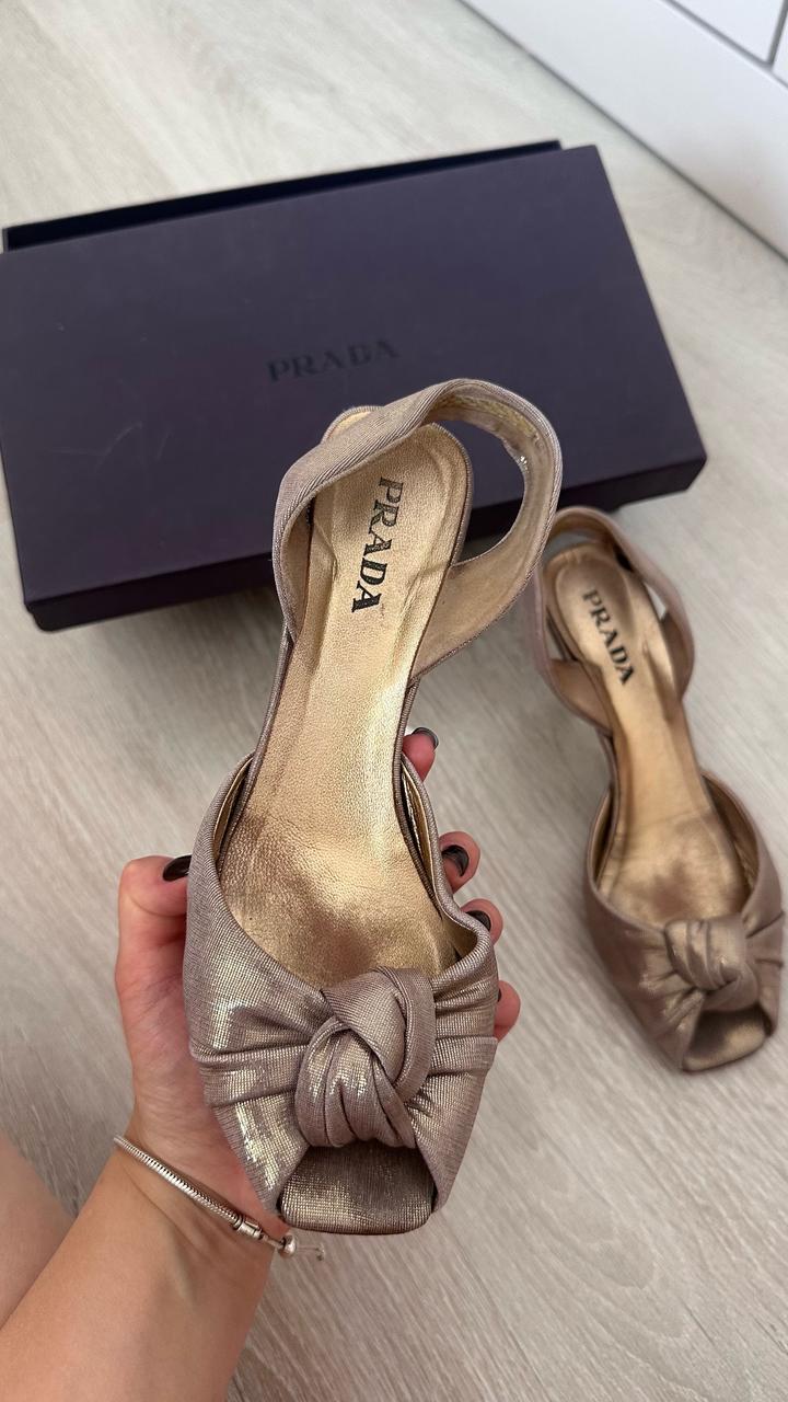Золотые босоножки Prada