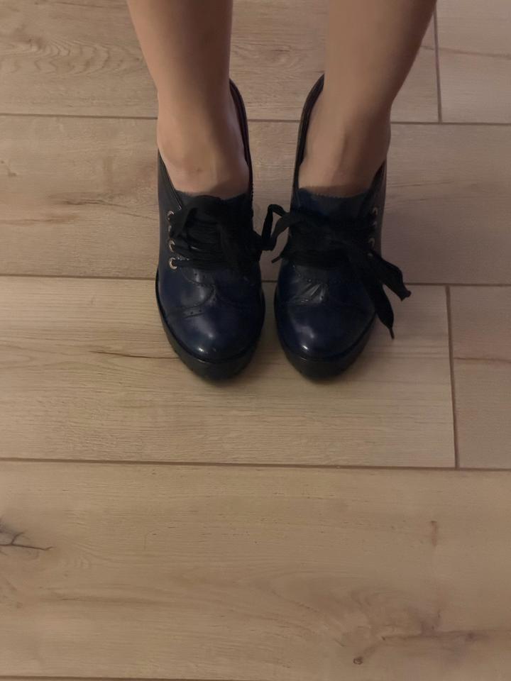 ботильоны на толстом каблуке с платформой и шнуровкой