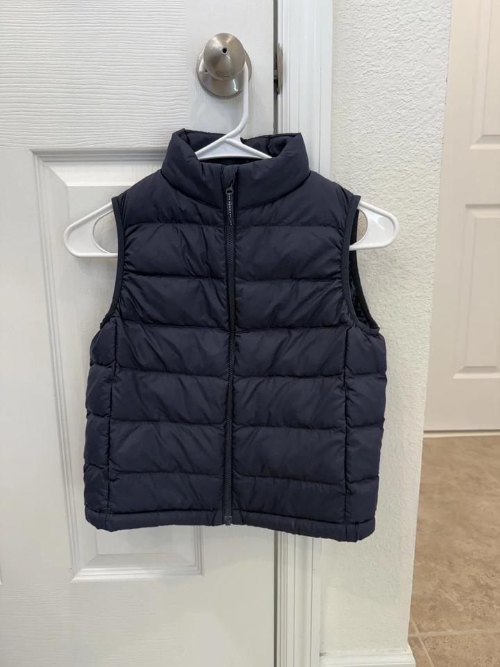 Uniqlo жилет темно синий 11-12 лет