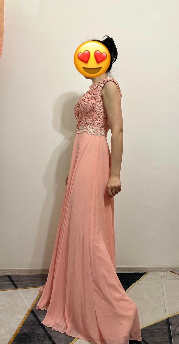 Розовое платье