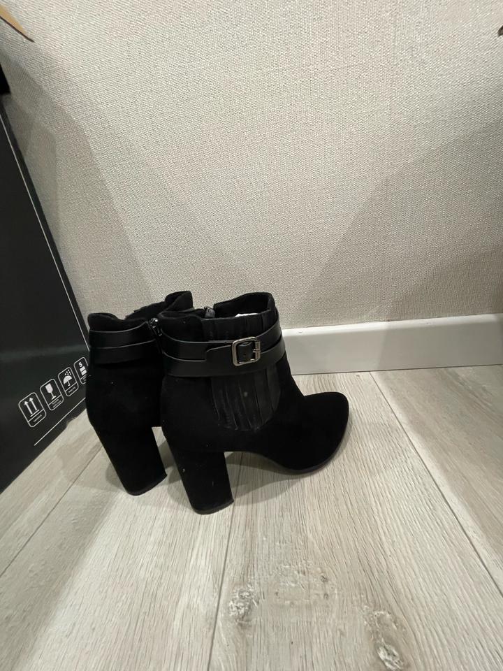 Черный обувь