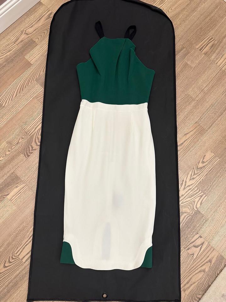 Платье Roland Mouret.