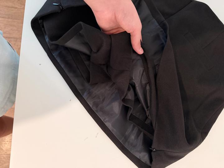 Это бренд no name, обычные чёрная юбка, новая с этикеткой