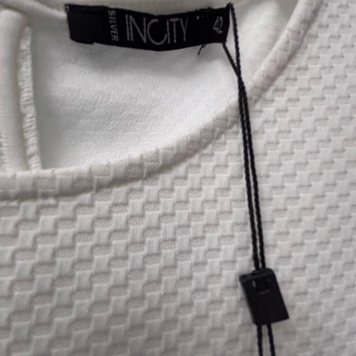 Белое платье от INSITY