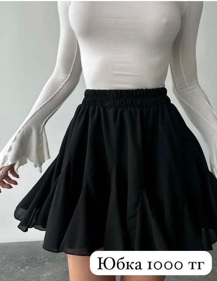 Чёрная мини-юбка
