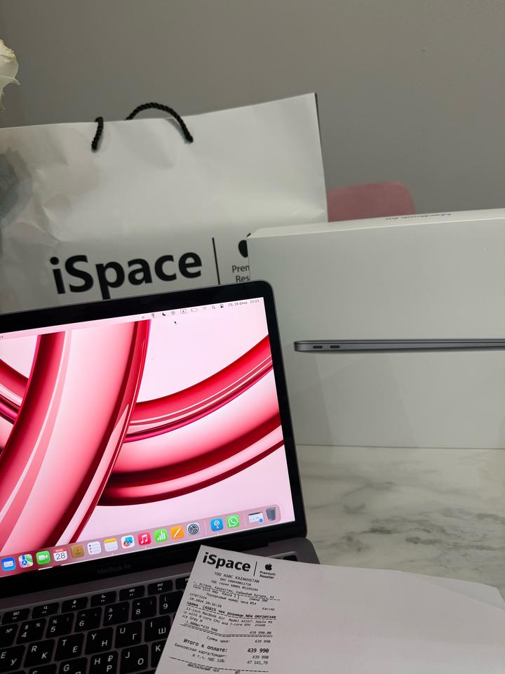 Продам MacBook Air 13” на чипе Apple M1.Память 8GB, SSD 256GB.