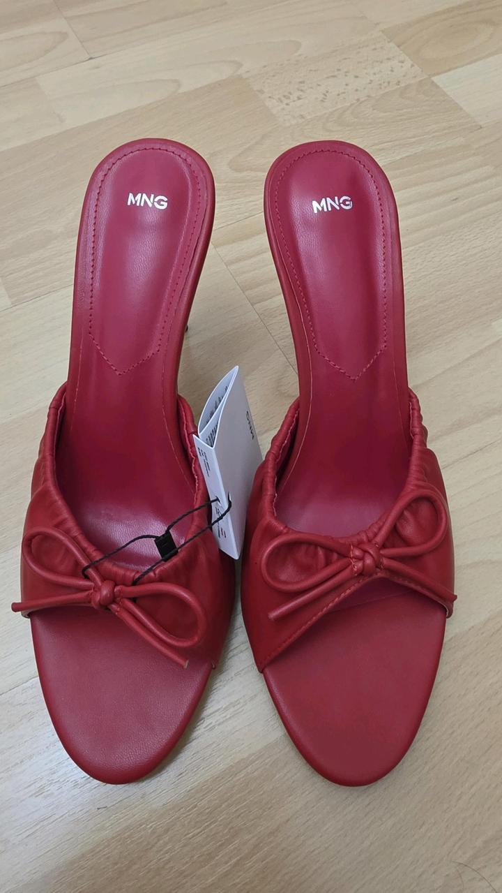 Босоножки на шпильке MNG