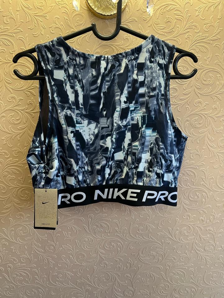 Новый спортивный топ Nike