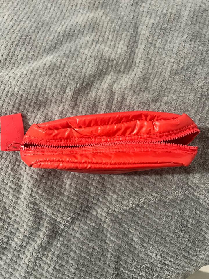 Красная дутая косметичка (Pupa Milano Red Soft Pochette).