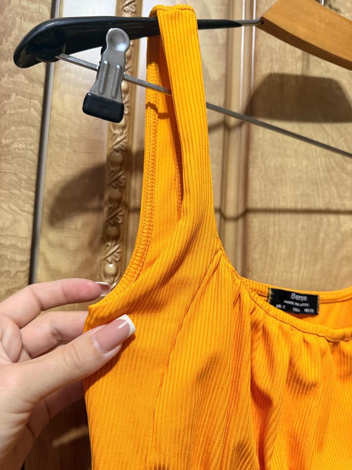 Яркий топ Bershka