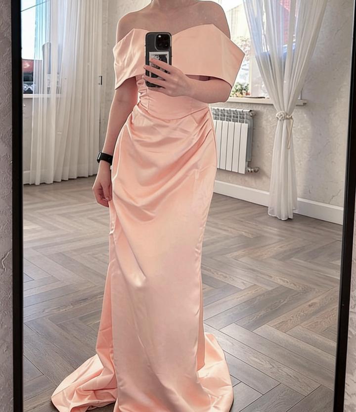 Розовое платье