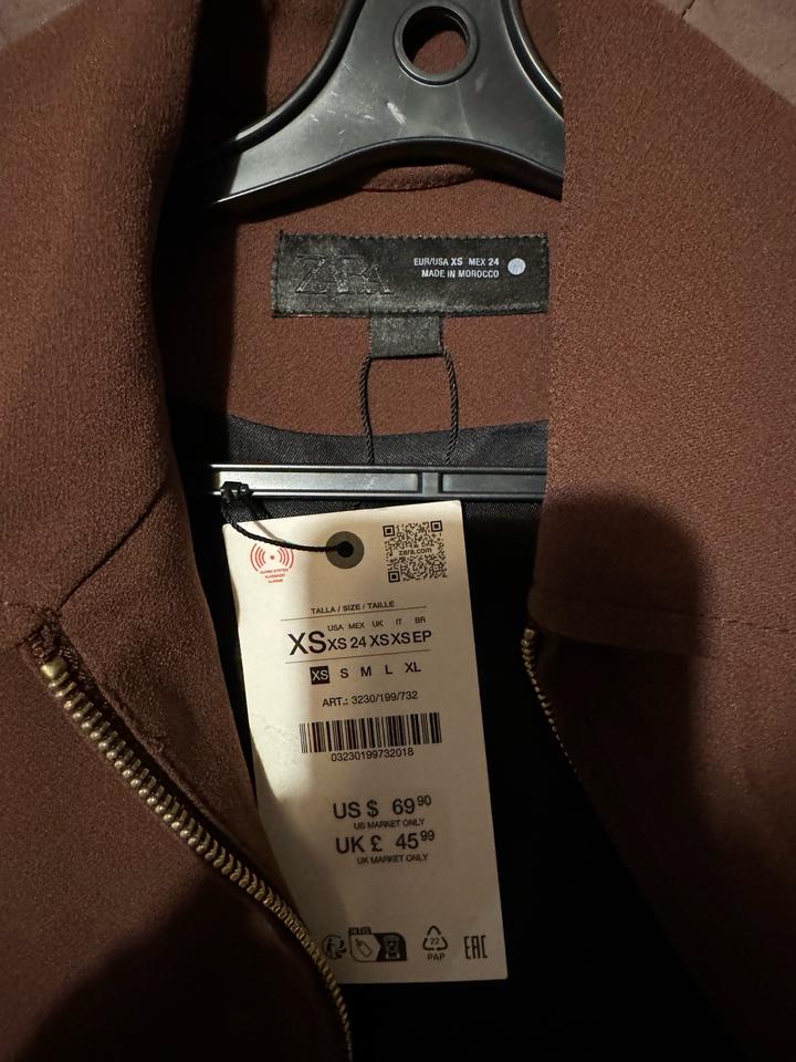 Короткий пиджак Zara.