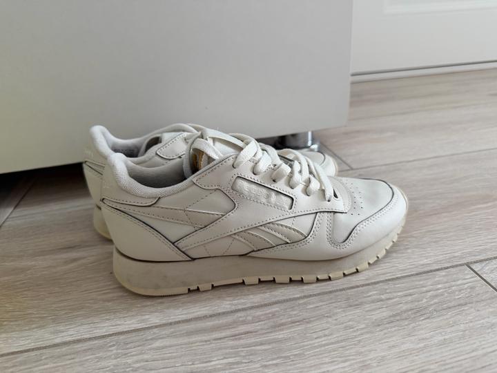 Бежевые кроссовки Reebok