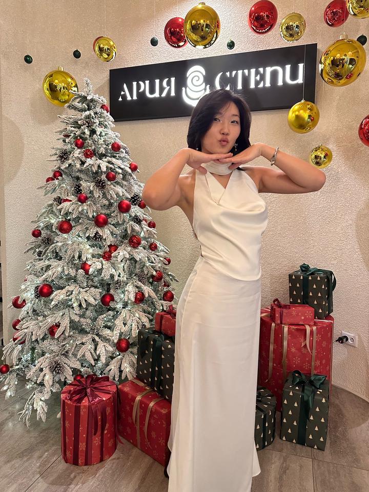 Белое платье с открытой спиной