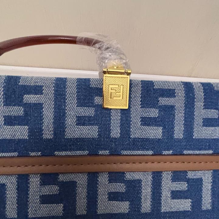 Джинсовый шопер Fendi Roma с текстильным ремешком и янтарными ручками