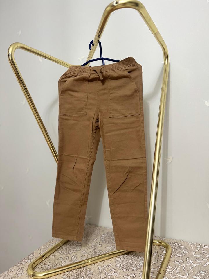 коричневые джинсы