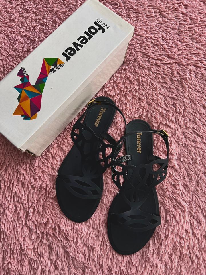 Новые сандалии 39 размер