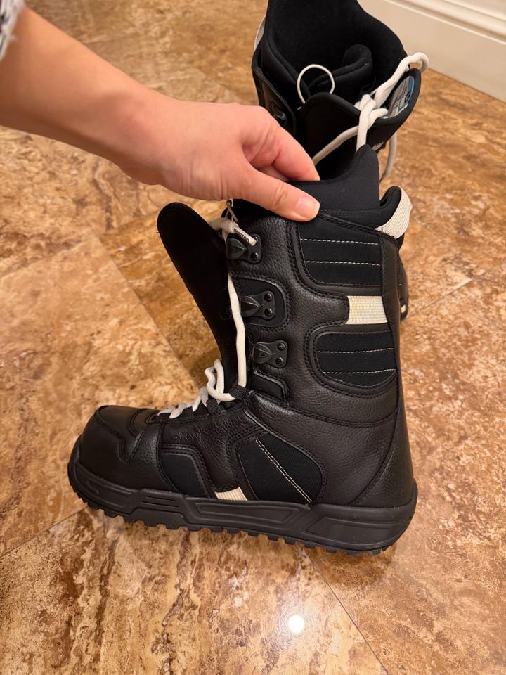 сноубордическин ботинки Burton