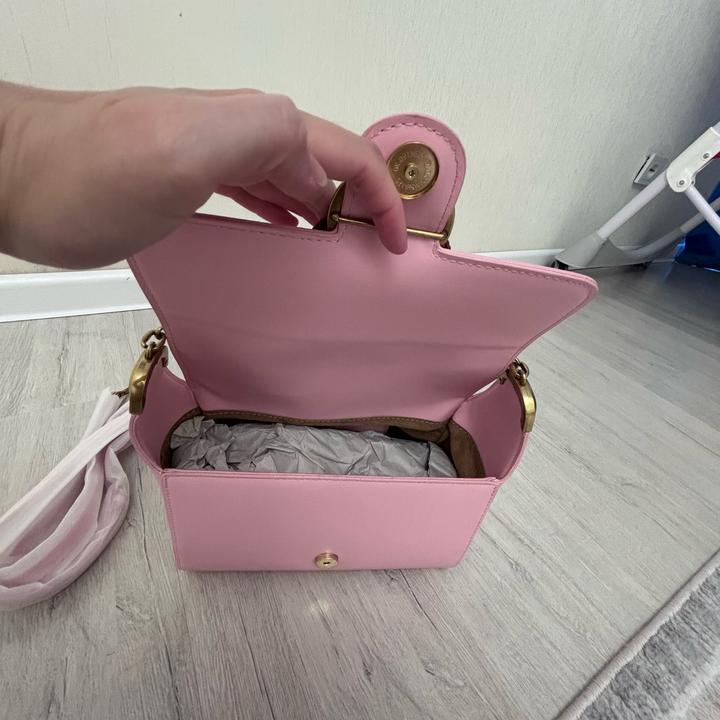 Розовая сумка Pinko с золотистой фурнитурой.
