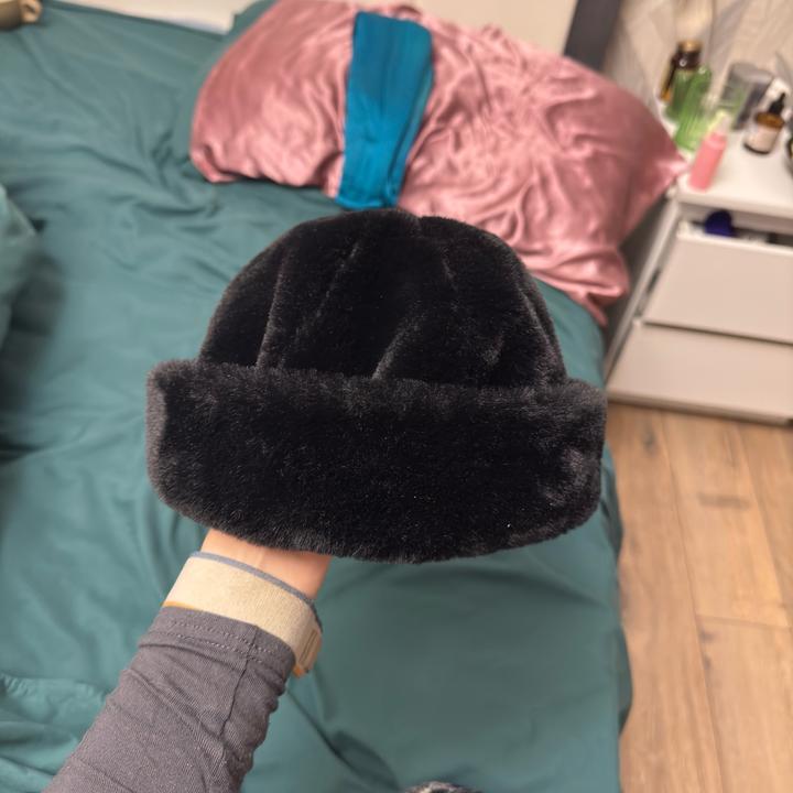 Пушистая бини шапка