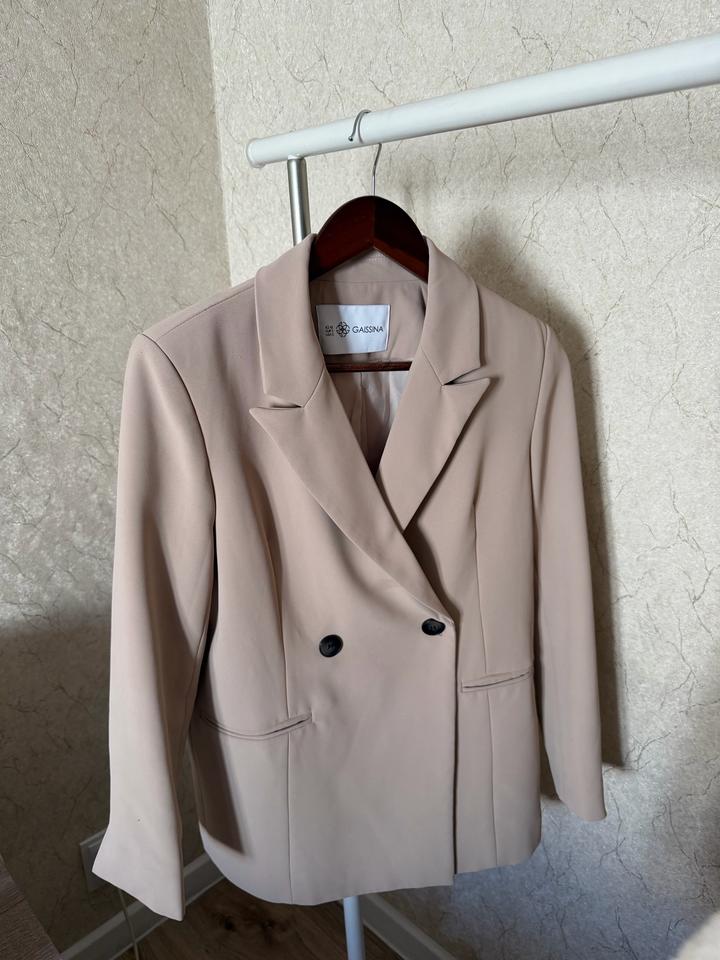 Бежевый пиджак